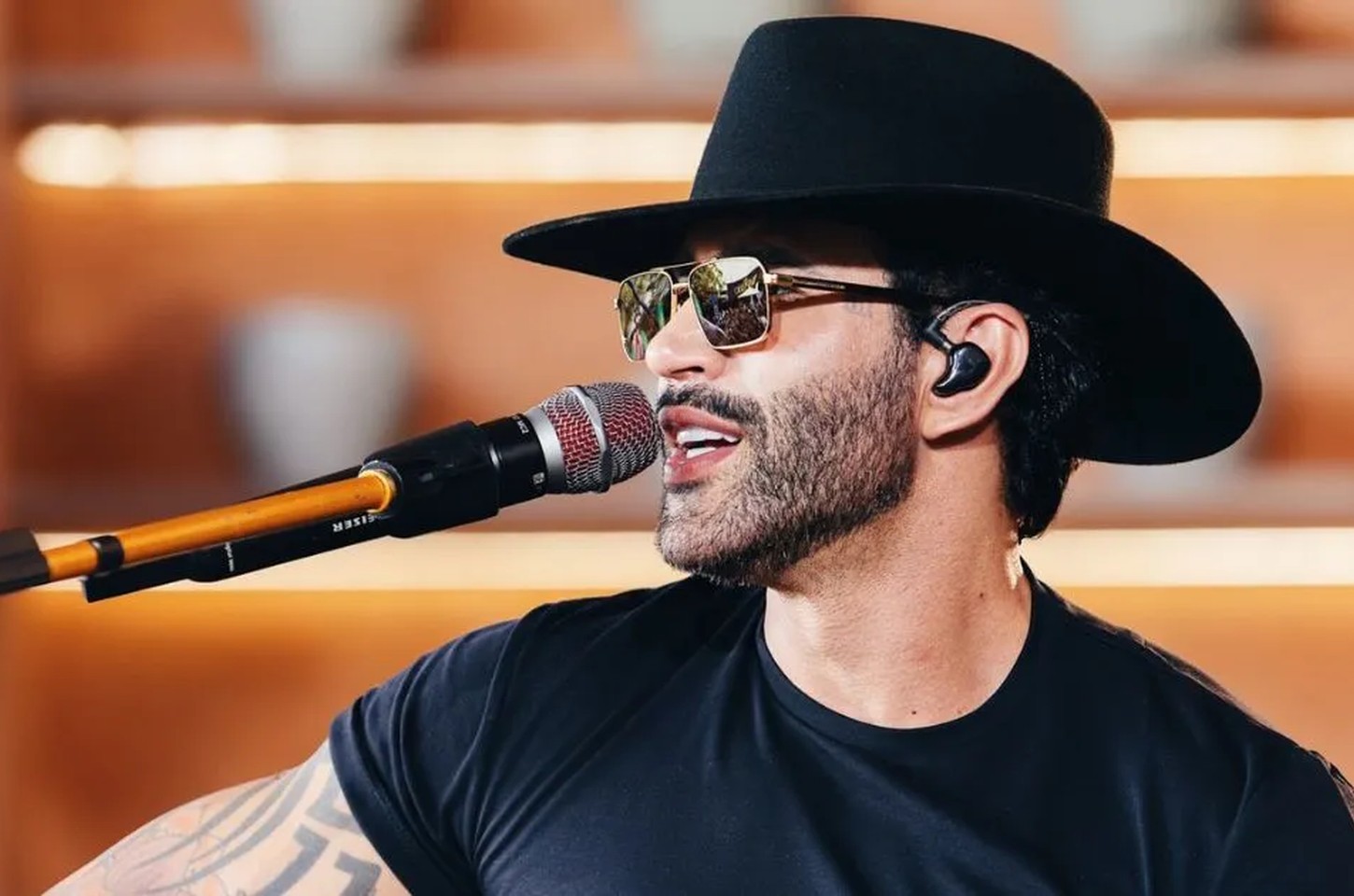 Gusttavo Lima surpreende com show surpresa e anuncia retorno do Buteco