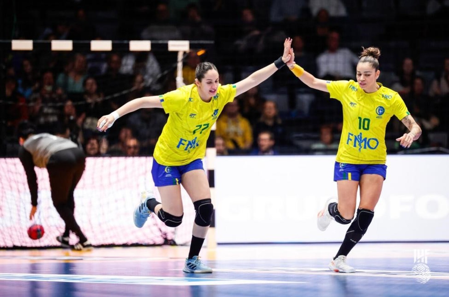 Handebol feminino vence República Tcheca e avança no Mundial