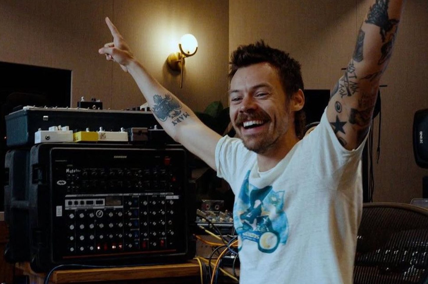 Harry Styles anuncia audições do novo álbum no Rio e turnê no Brasil