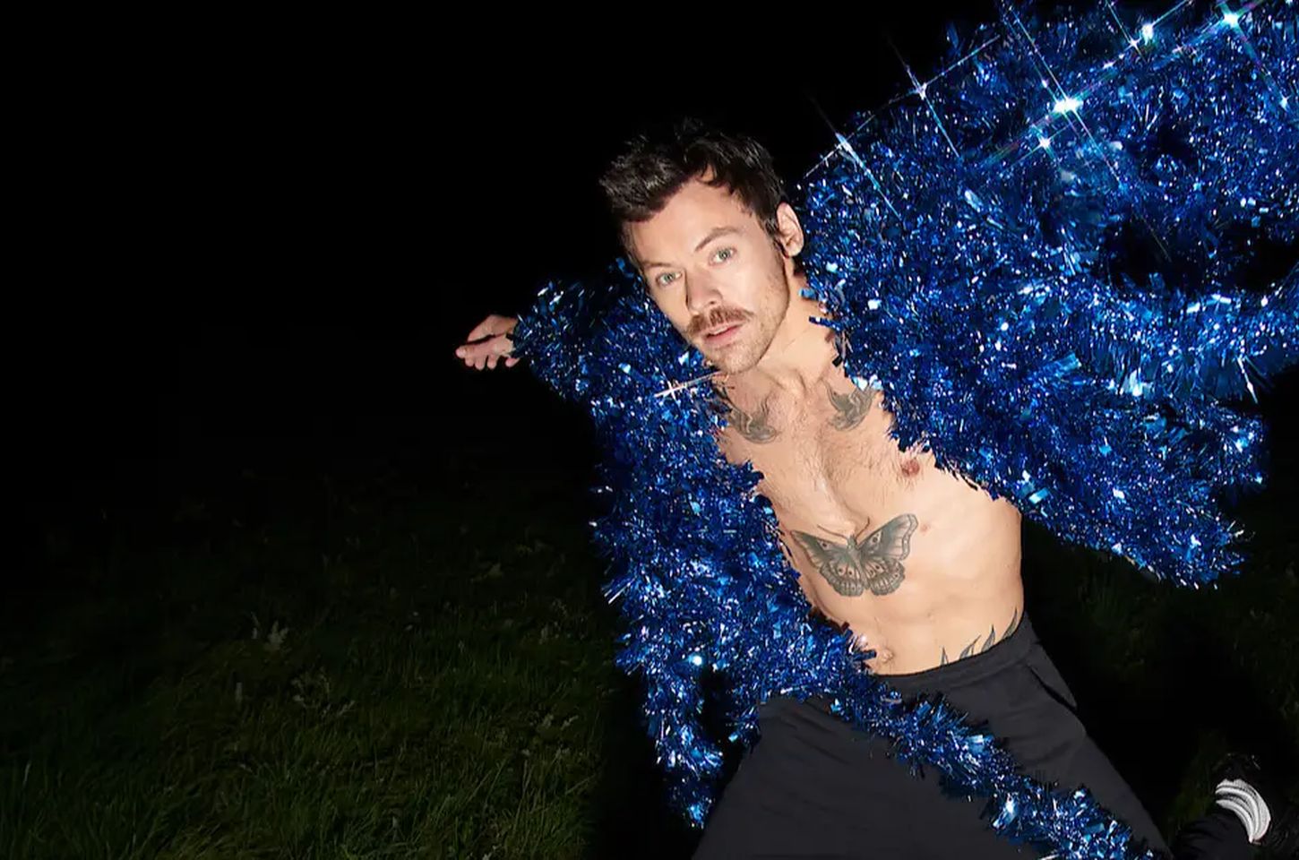 Harry Styles lança álbum íntimo e retorna às origens em show histórico