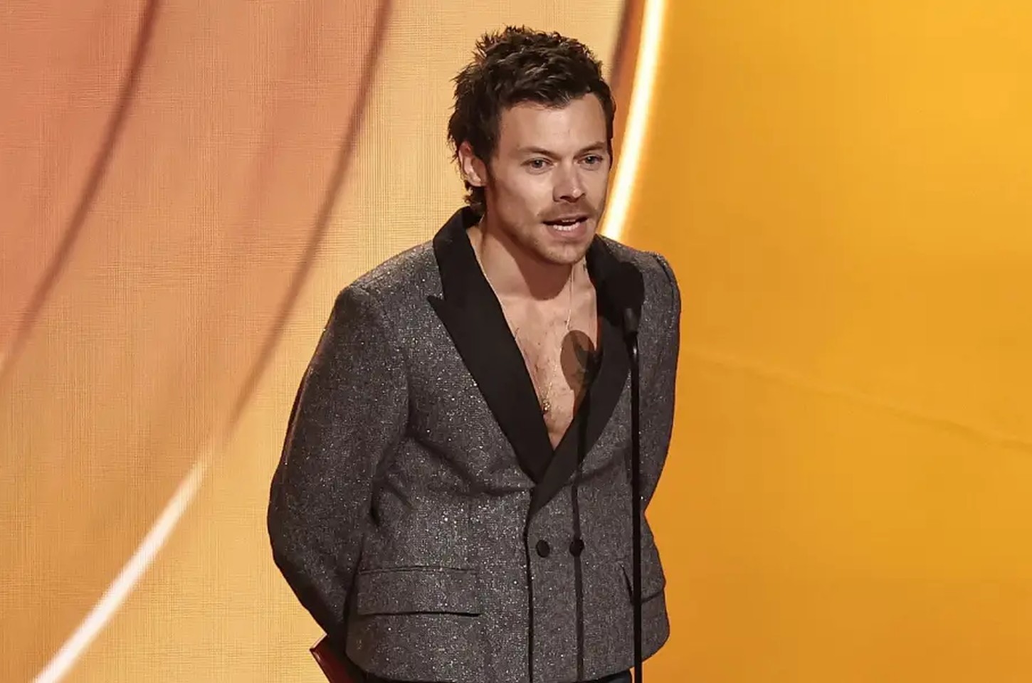 Harry Styles lidera Billboard com novo single e anuncia turnê mundial