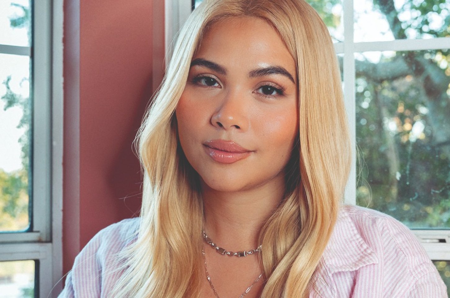 Hayley Kiyoko lança romance queer na Inglaterra vitoriana