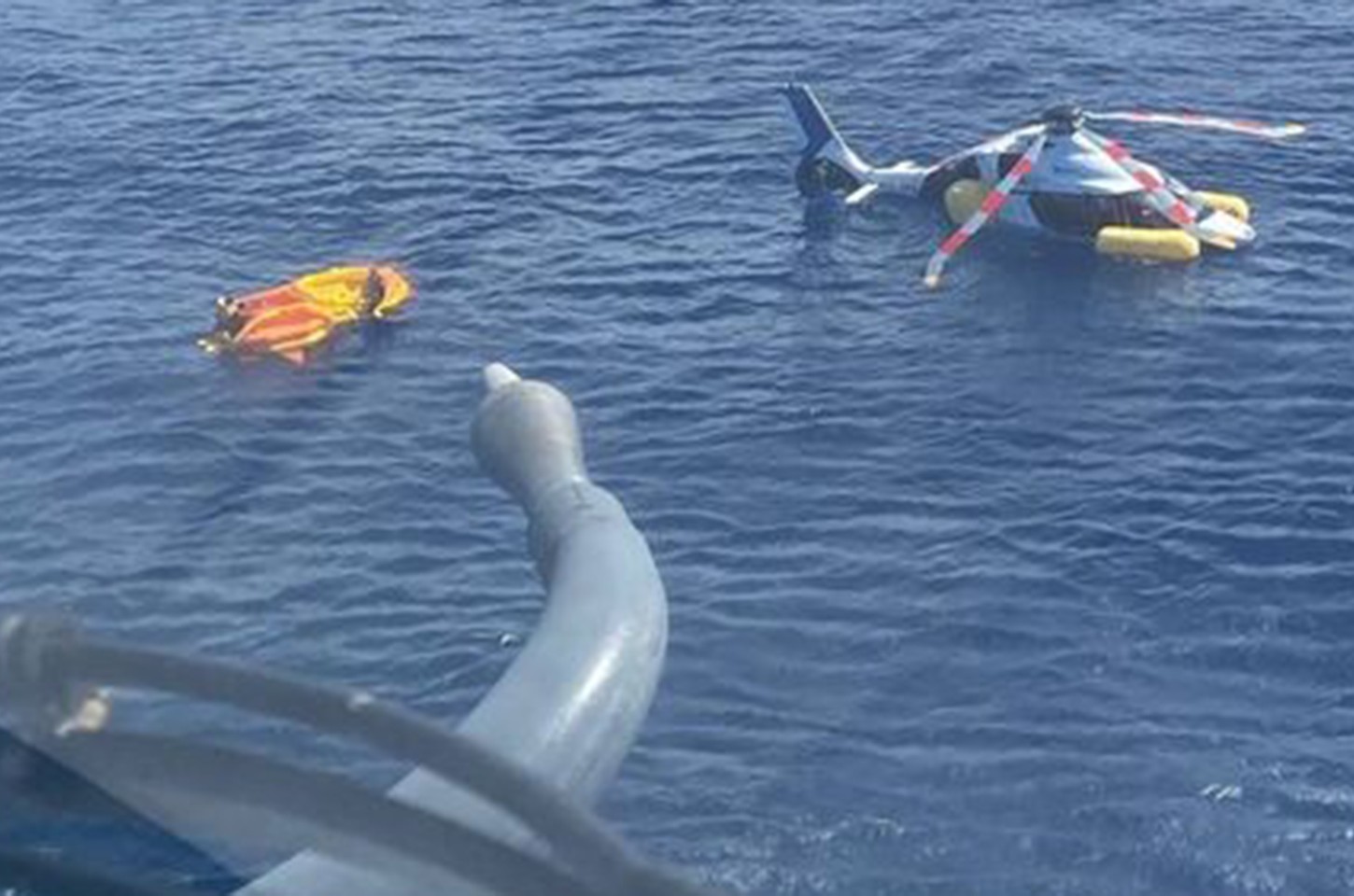 Helicóptero faz pouso de emergência no mar de Cabo Frio; oito são resgatados