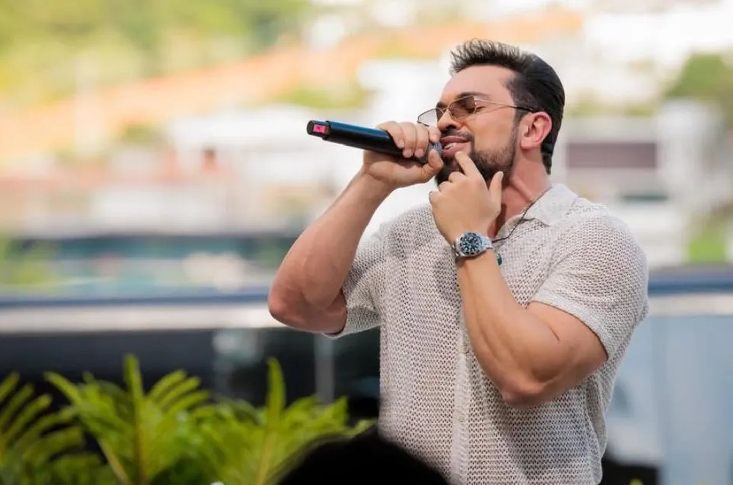 Henrique Castro lança single "Nem Pagando" com Menos é Mais