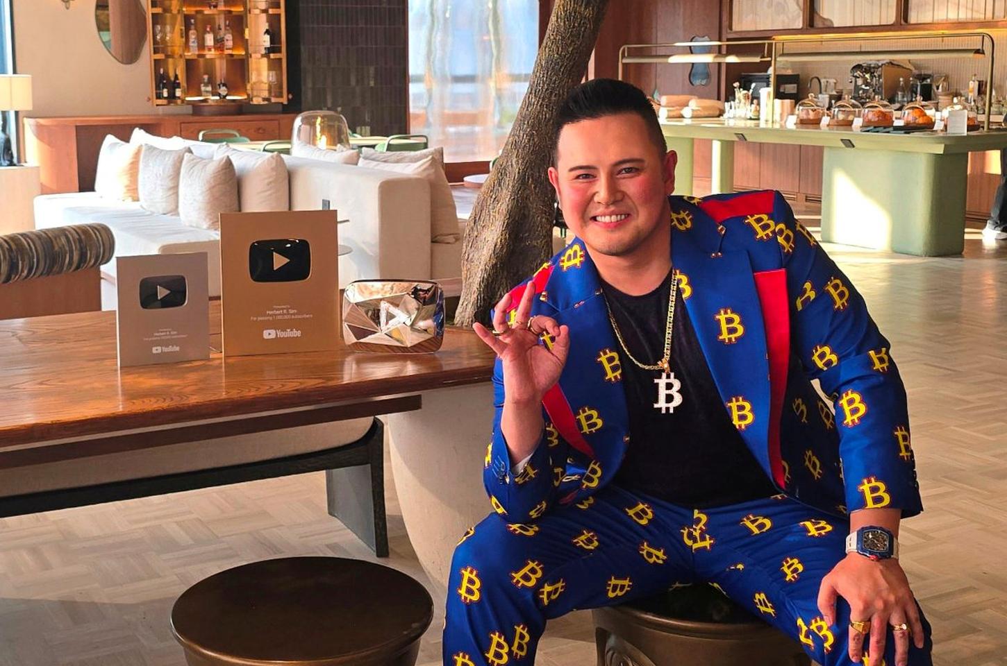 Herbert R. Sim lança "Bitcoin Man", videoclipe musical totalmente criado por IA