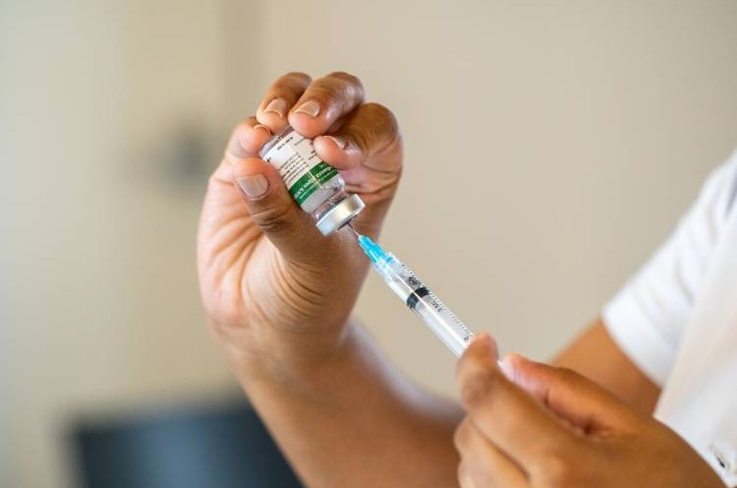 Hesitação vacinal: a ameaça global que divide famílias brasileiras