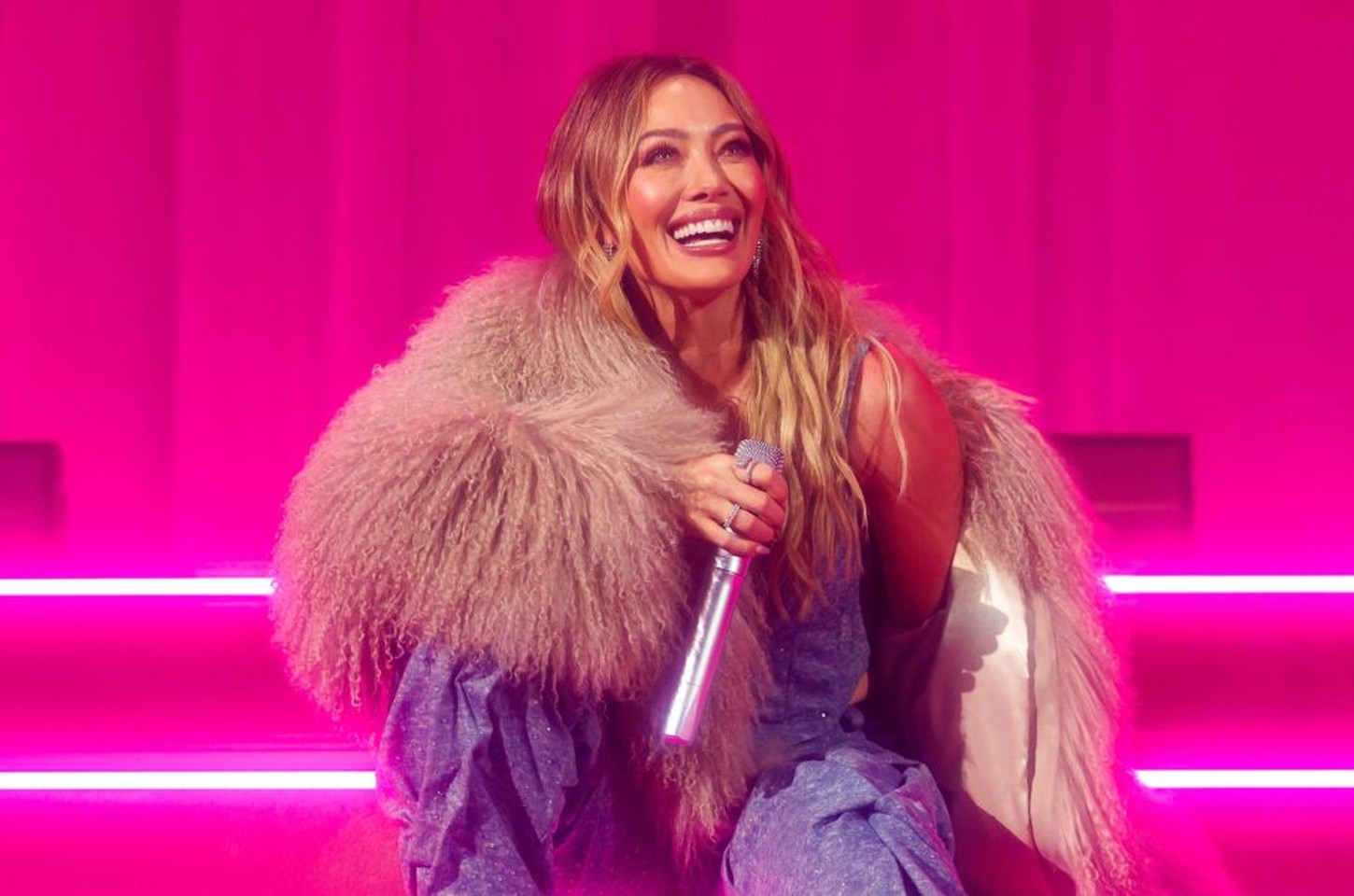 Hilary Duff anuncia turnê mundial após retorno triunfal à música