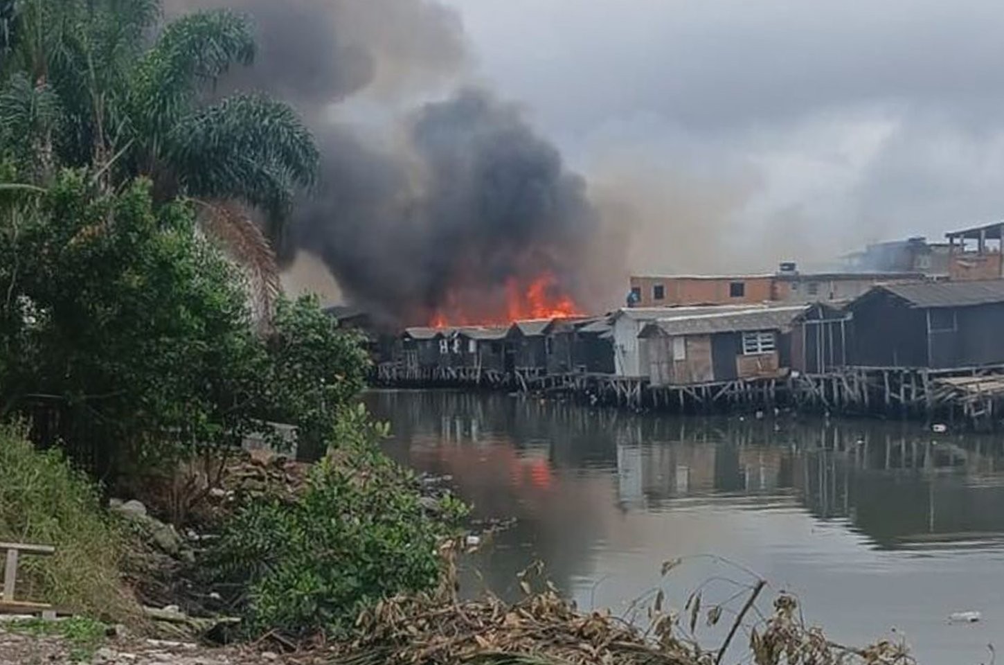 Incêndio atinge comunidade do Dique da Vila Gilda em Santos