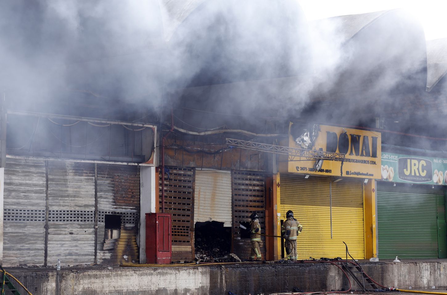 Incêndio na Ceasa do Rio está controlado, mas chamas ainda são combatidas