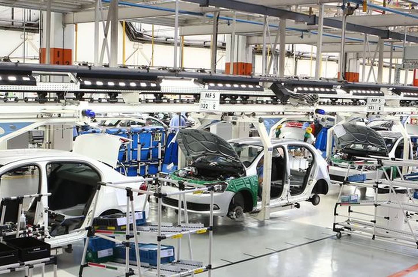 Indústria brasileira avança 0,9% em fevereiro e acumula alta de 3% no ano