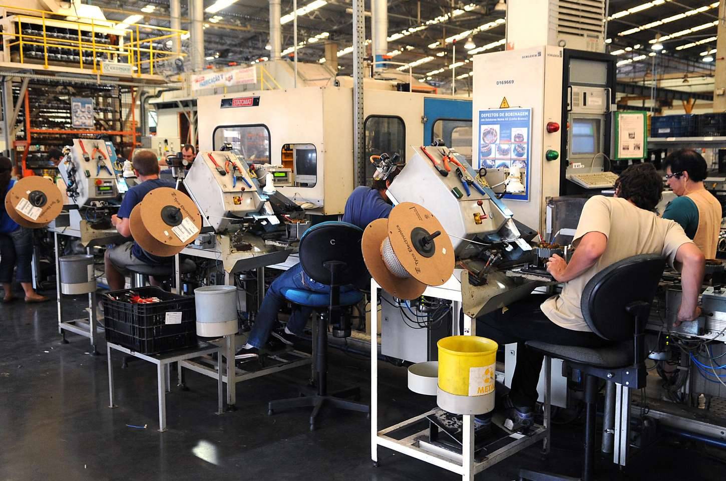 Indústria brasileira cresce 0,1% em outubro, puxada por petróleo e minério