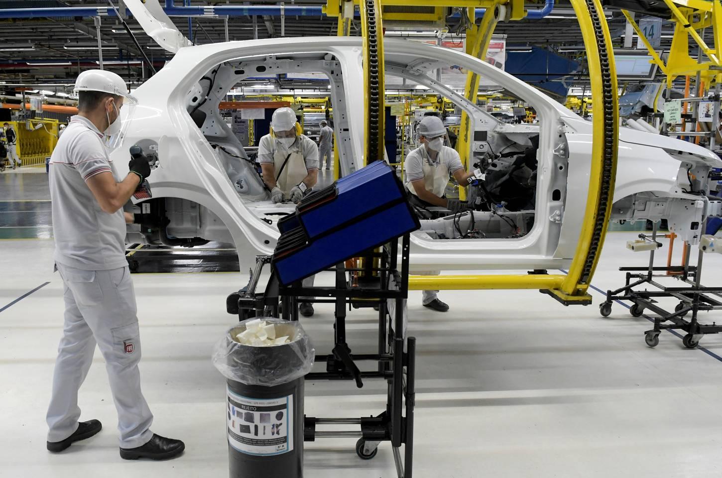 Indústria brasileira cresce 0,6% em 2025, mas perde ritmo com juros altos
