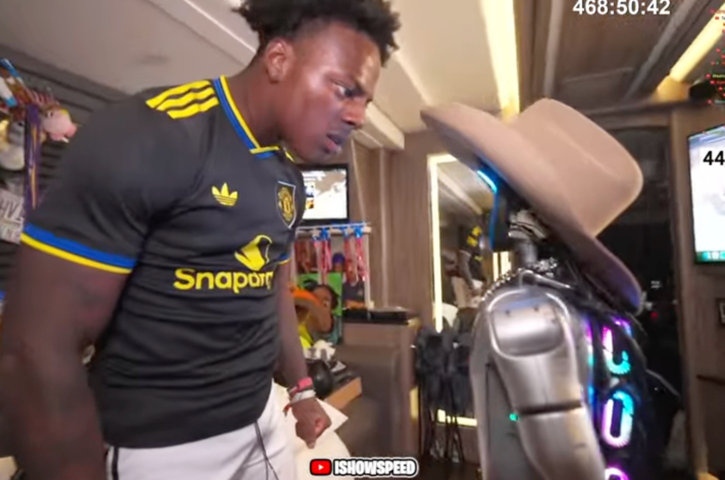 Influenciador digital é processado após destruir robô humanoide em live
