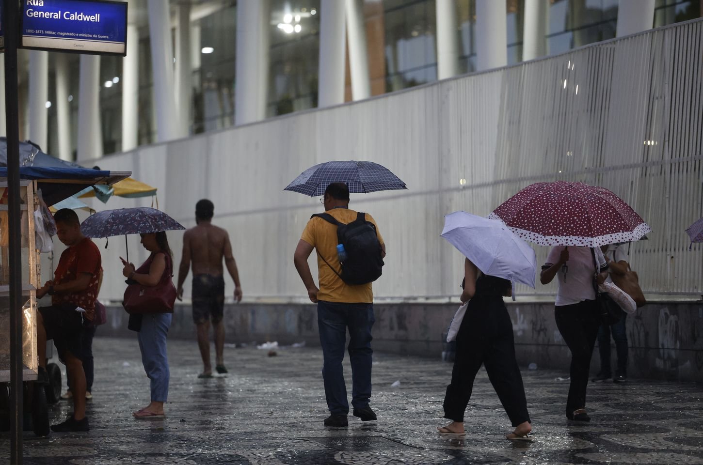 Inmet emite alerta de chuvas intensas para grande parte do Brasil
