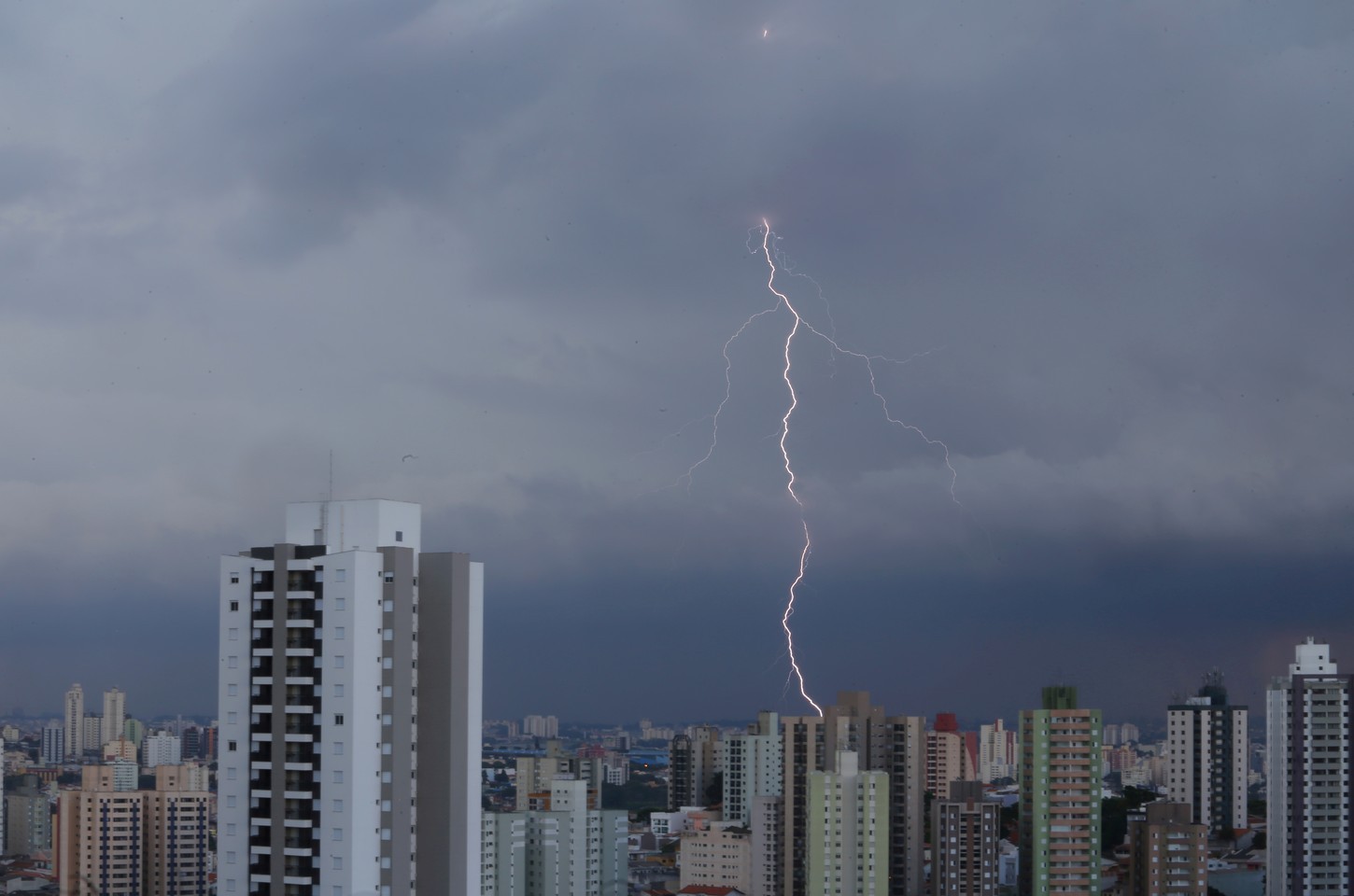 Inmet emite alertas de perigo para chuvas intensas em todo o país