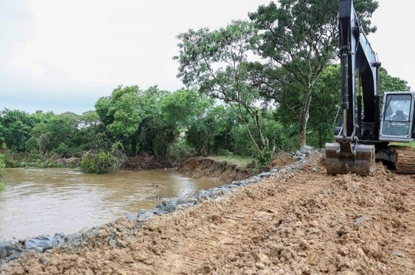 Intervenção emergencial em Guaratinguetá contém erosão em sistema de proteção