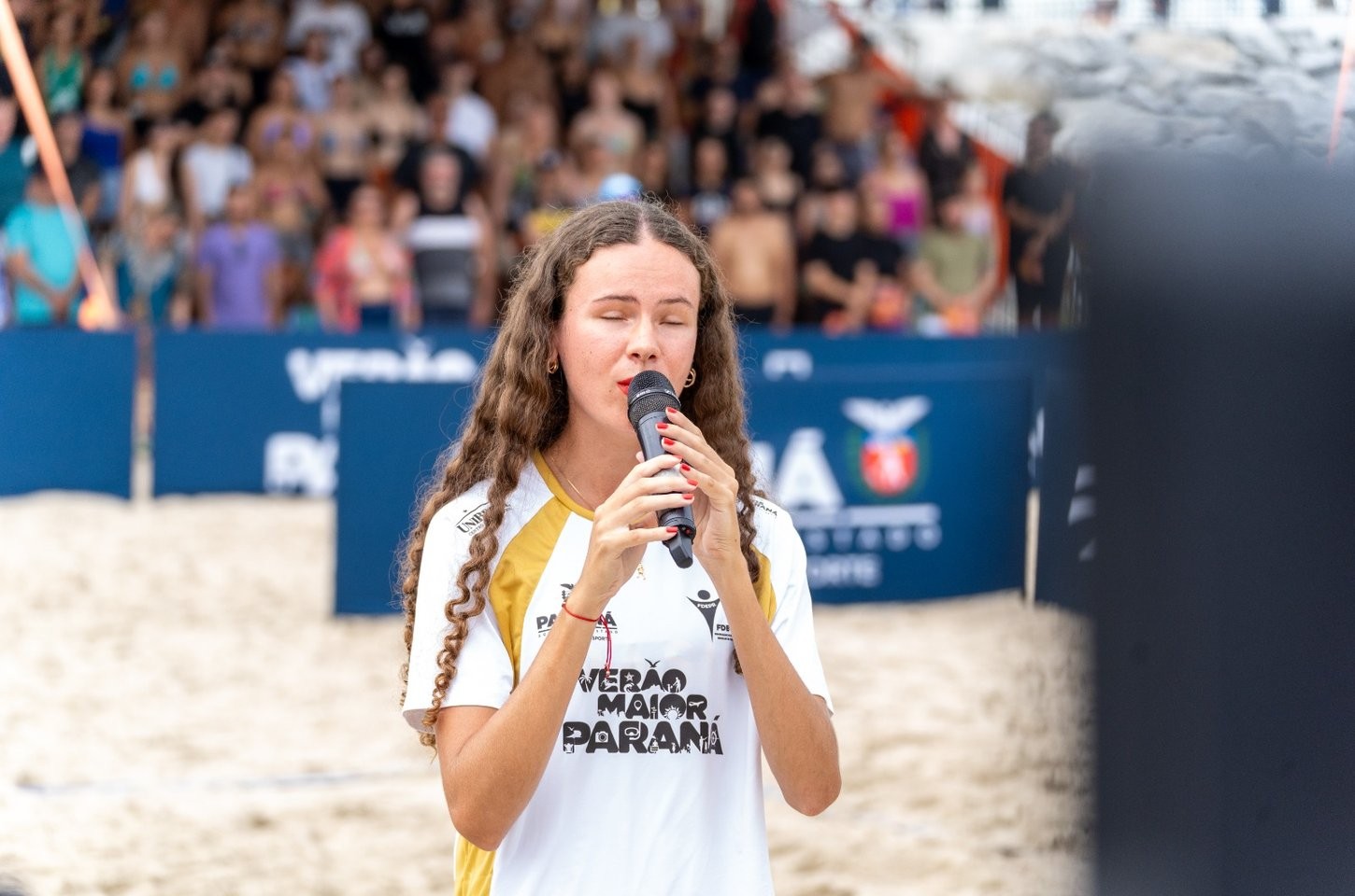 Isadora Venâncio, do atletismo à areia, emociona cantando hino em Caiobá