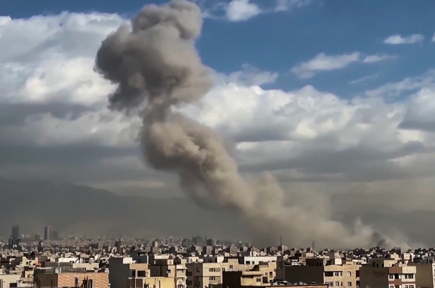 Israel e EUA atacam mais de 500 alvos no Irã; mortos passam de 200