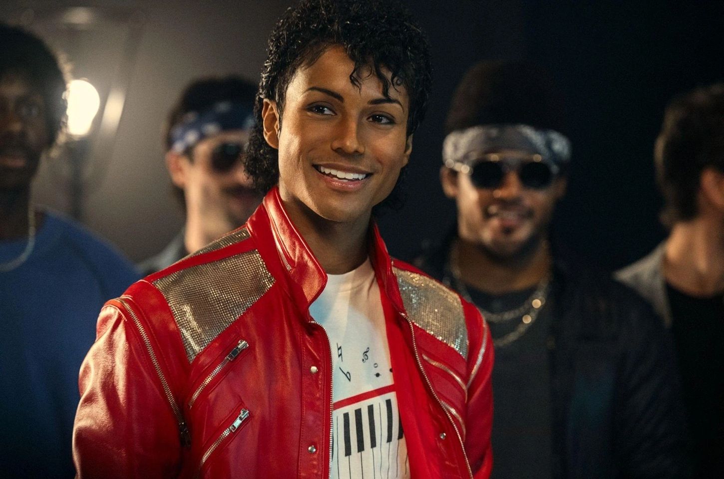 Jaafar Jackson brilha como tio Michael em cinebiografia sem polêmicas