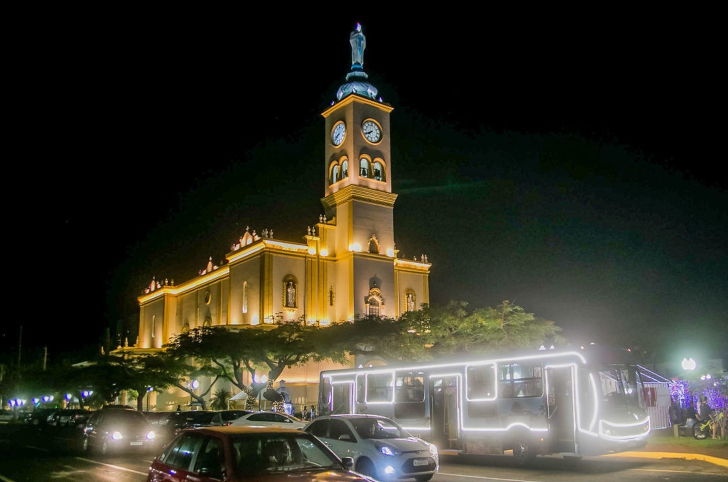 Jardineira Iluminada Encanta Natal de Apucarana com Passeios Gratuitos