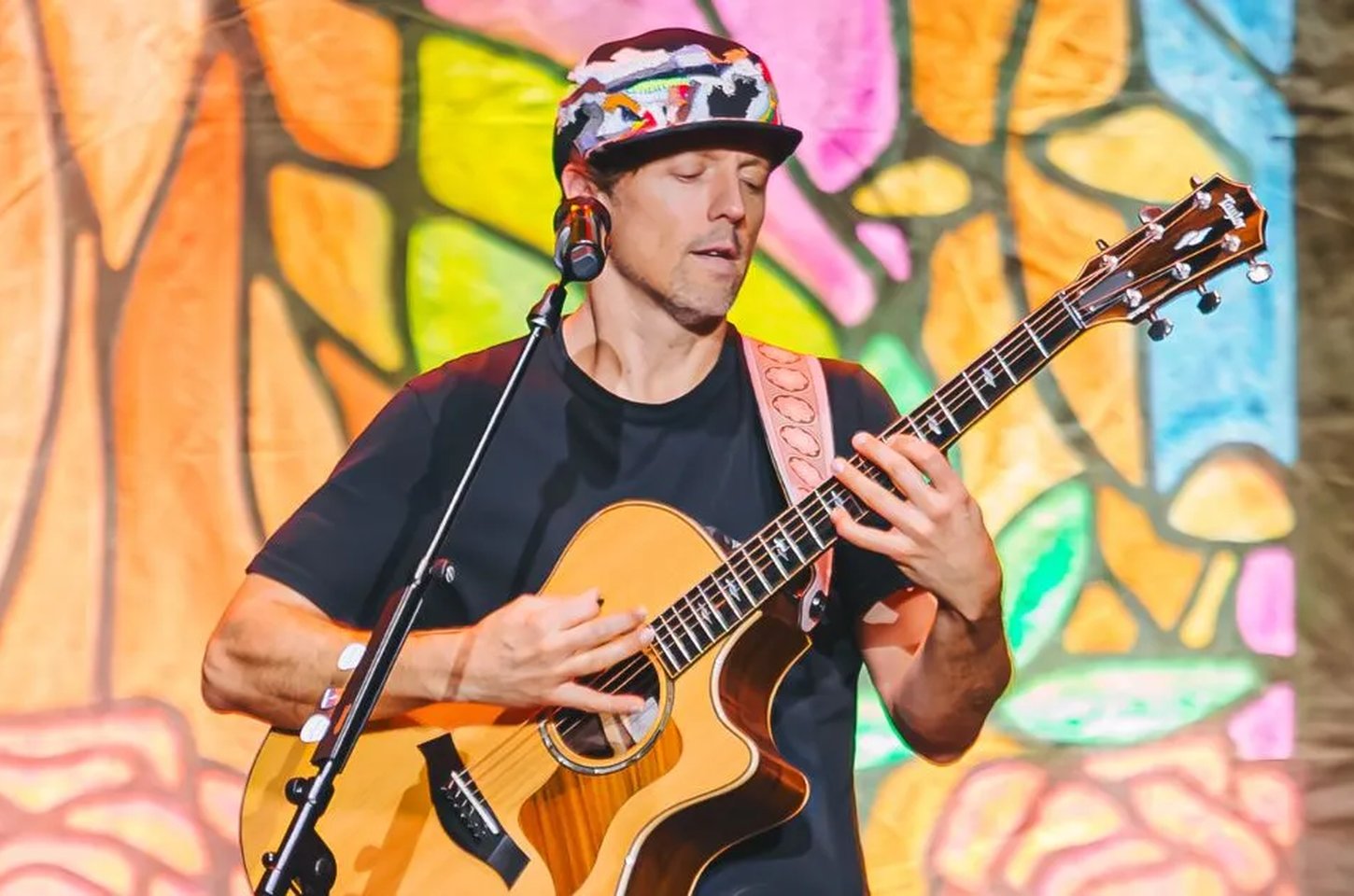 Jason Mraz ilumina Brasil com turnê retrospectiva e vitrais emocionantes