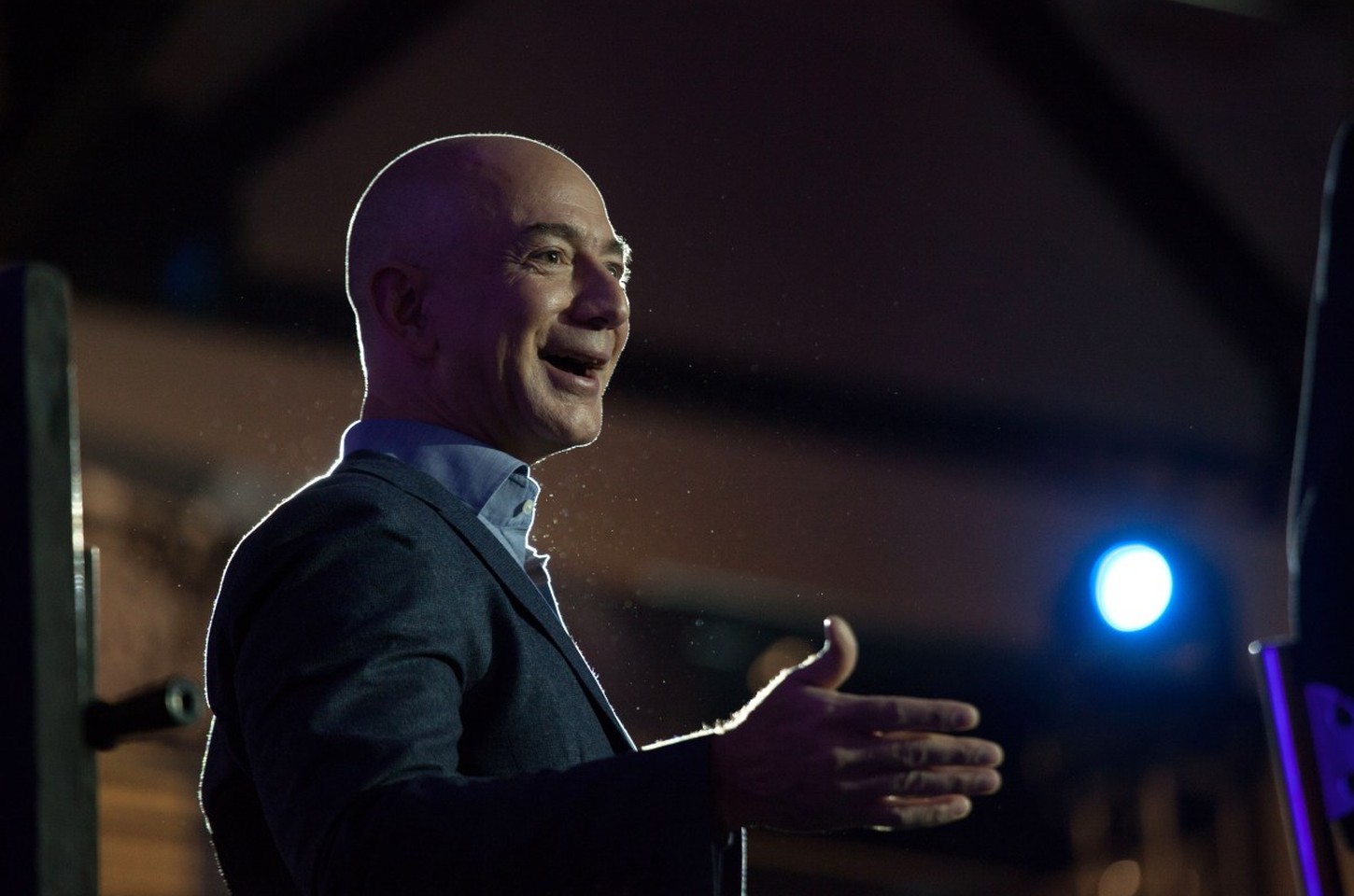 Jeff Bezos busca US$ 100 bi para fundo de IA e automação industrial