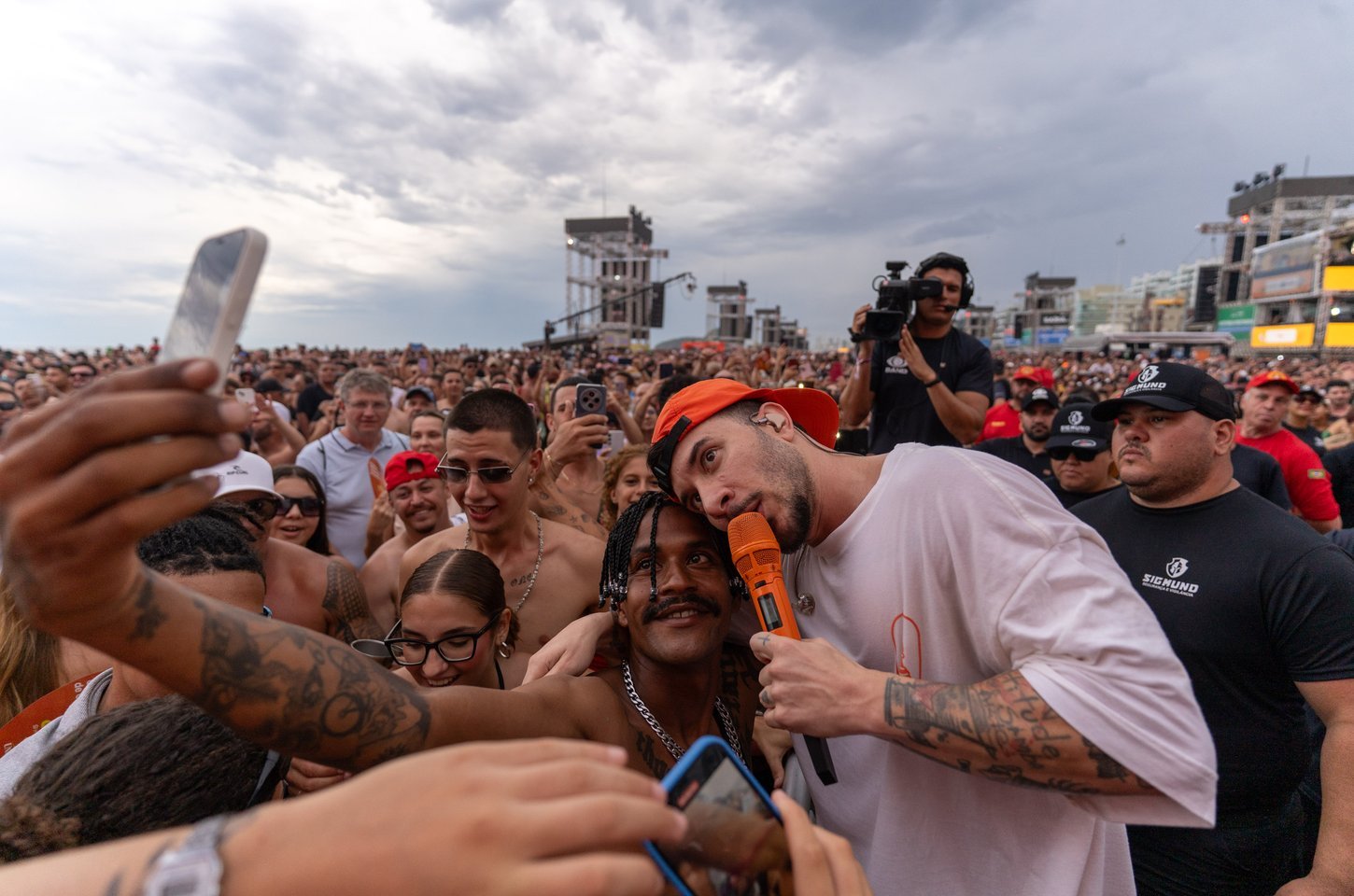 Jeito Moleque surpreende com repertório eclético em Matinhos