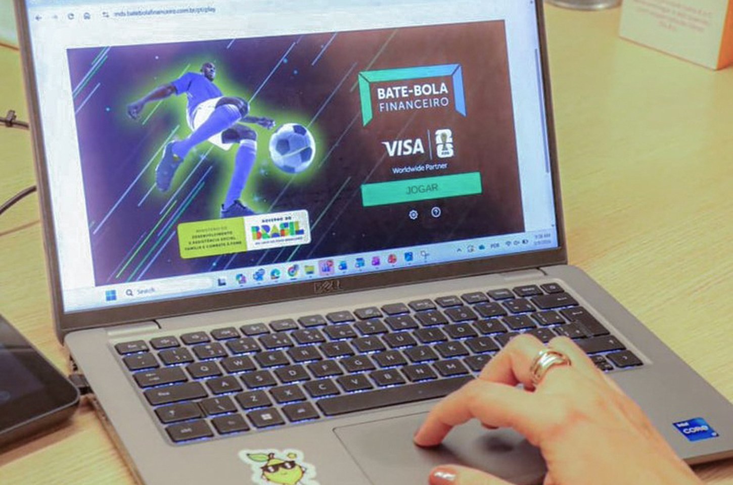 Jogo de futebol ensina educação financeira para famílias do CadÚnico