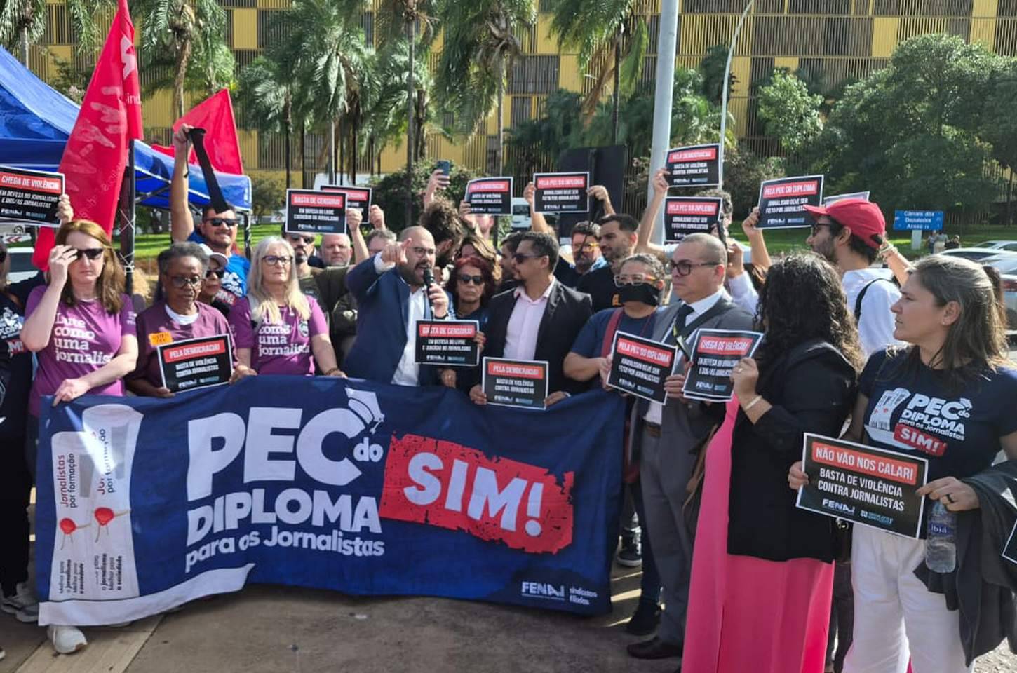 Jornalistas protestam na Câmara contra violência e censura