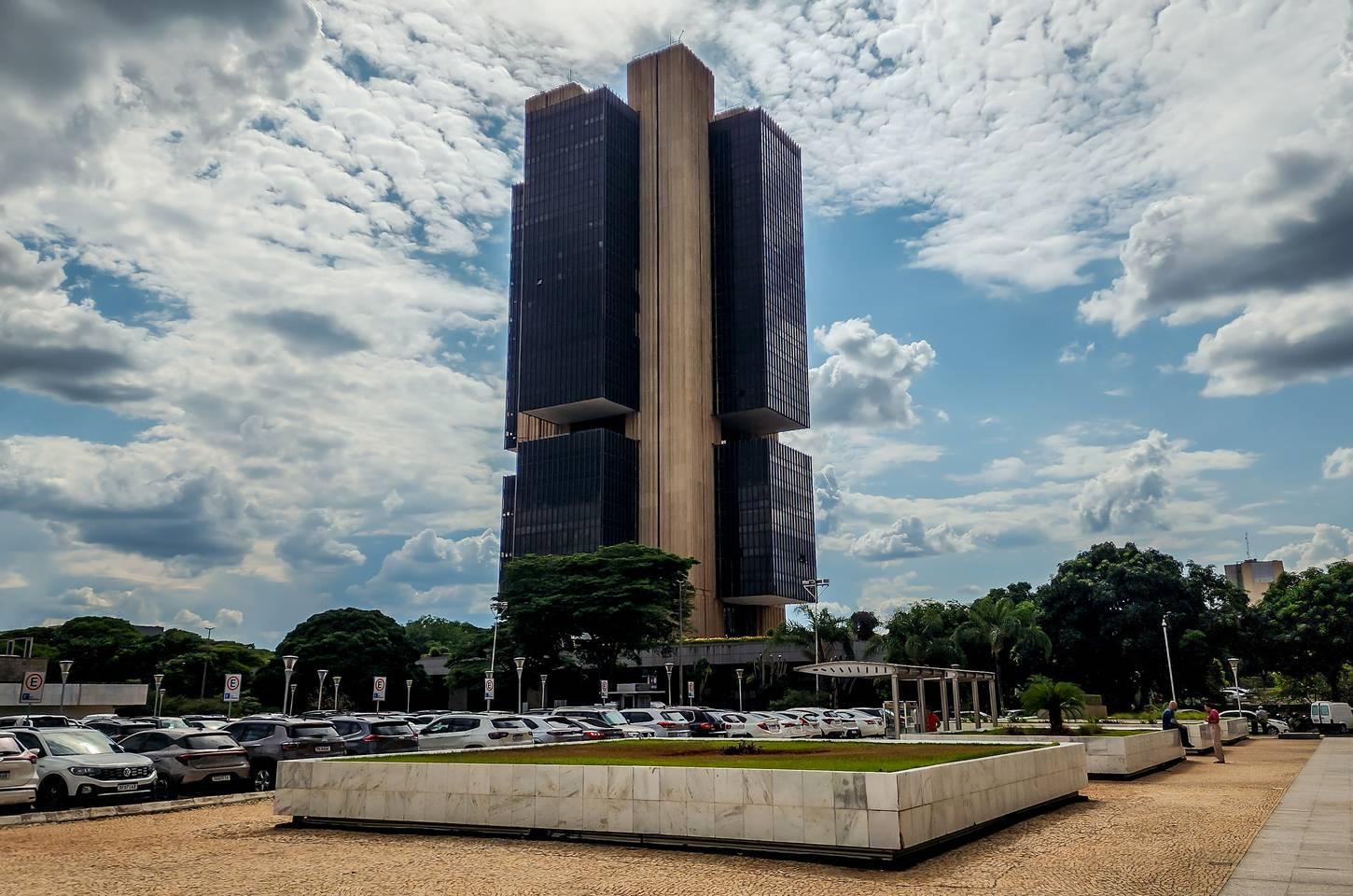 Juros sobem em janeiro e cartão de crédito lidera com taxa de 424,5% ao ano