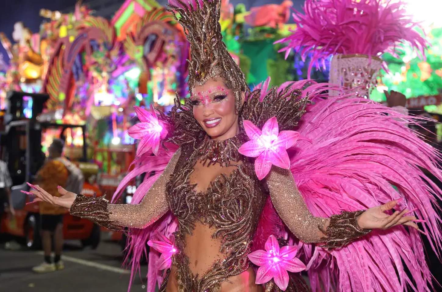 Karinah brilha na Sapucaí com fantasia tecnológica e agenda intensa no carnaval