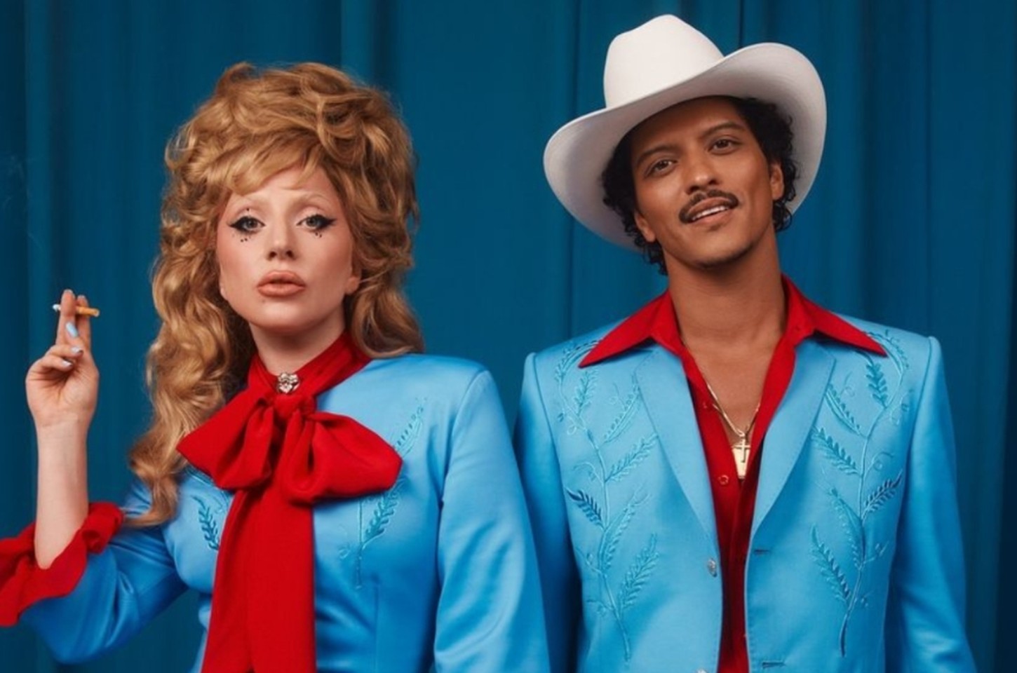 Lady Gaga e Bruno Mars lideram Hot 100 de 2025 com 'Die With a Smile'