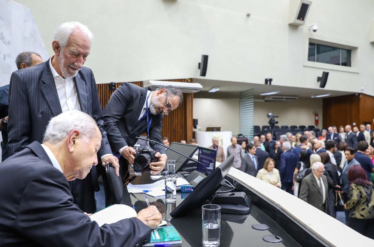 Lançamento de livro resgata bastidores da política paranaense