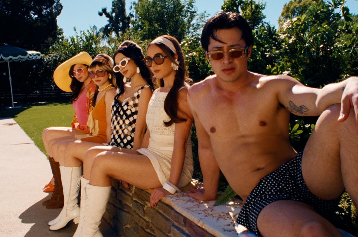 Laufey lança versão deluxe com clipe inédito e representatividade