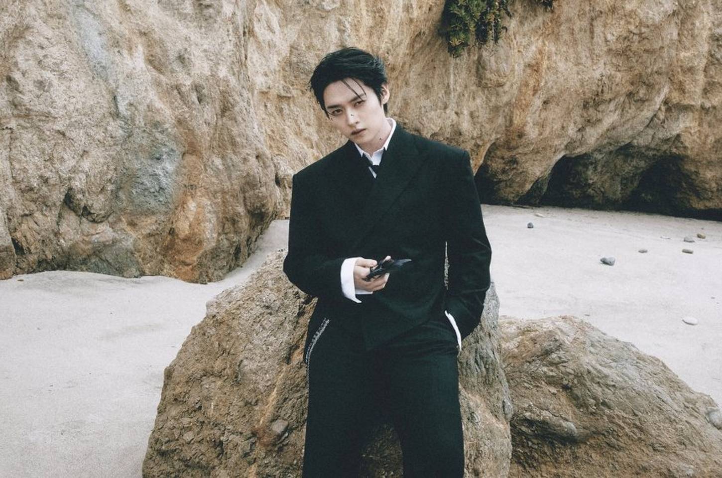 Lee Know, do Stray Kids, sofre torção no tornozelo durante MAMA Awards 2025