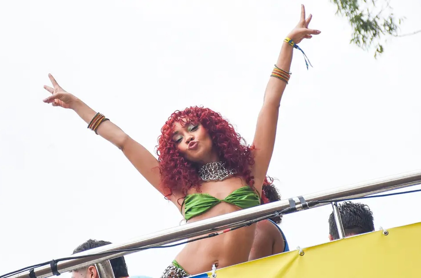 Leigh-Anne do Little Mix se encanta com Ivete Sangalo no Carnaval