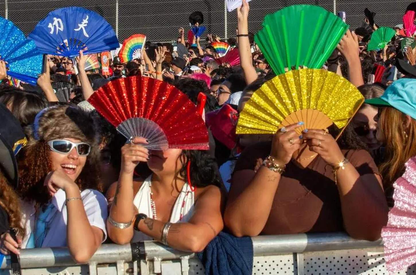Leques viram tradição no Lollapalooza Brasil 2026 contra calor inesperado