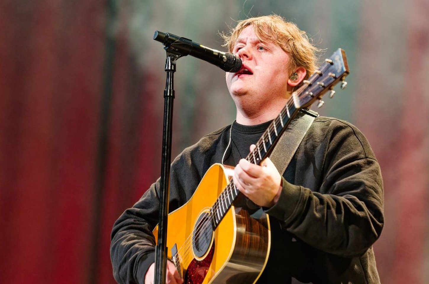 Lewis Capaldi anuncia show solo no Brasil em 2026 com Ruel como convidado