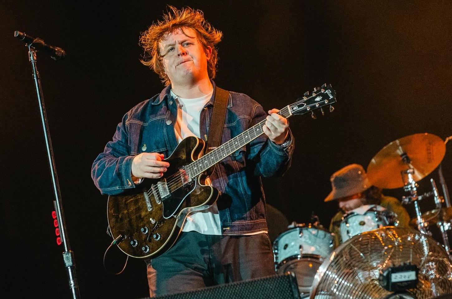Lewis Capaldi encanta Lollapalooza com emoção e humor após pausa na carreira
