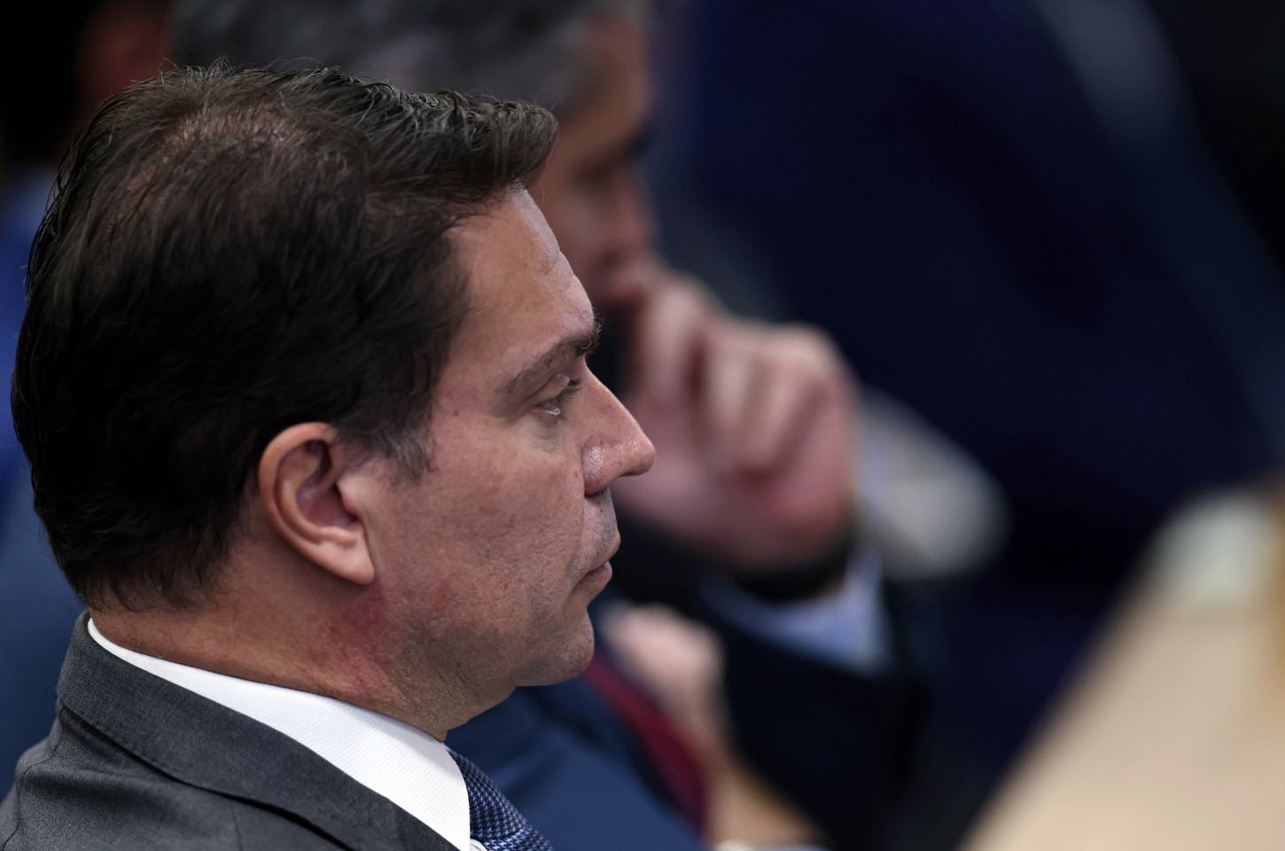 Líder do PT questiona no STF saída de Ramagem do país