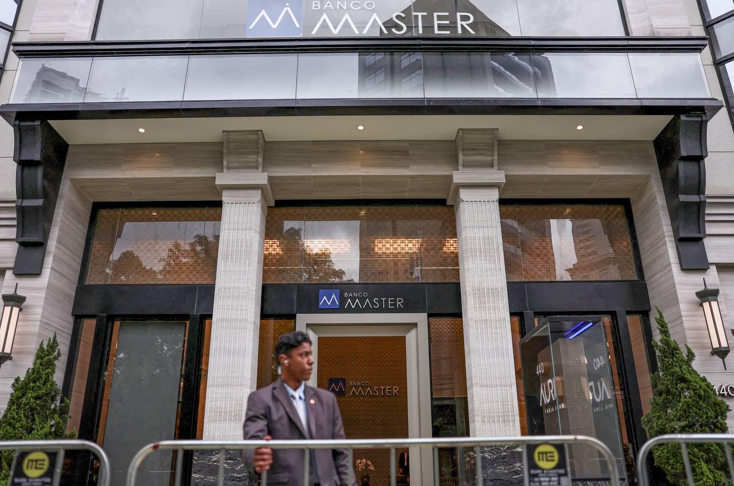 Liquidação do Banco Master impacta trabalhadores e clientes