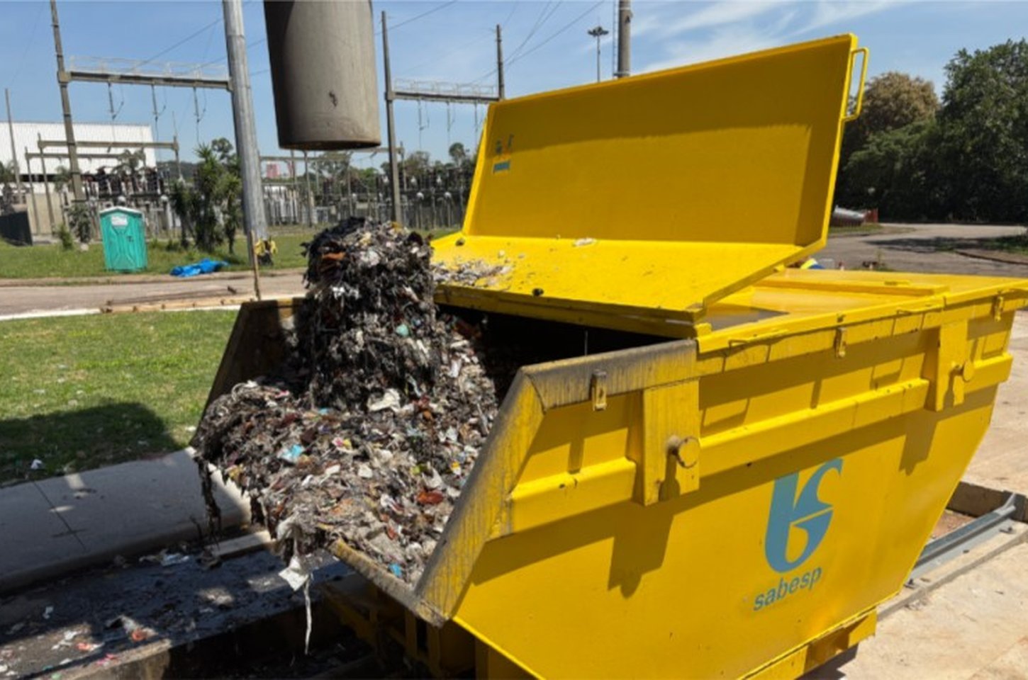 Lixo no esgoto: um problema que entope cidades e pesa no bolso