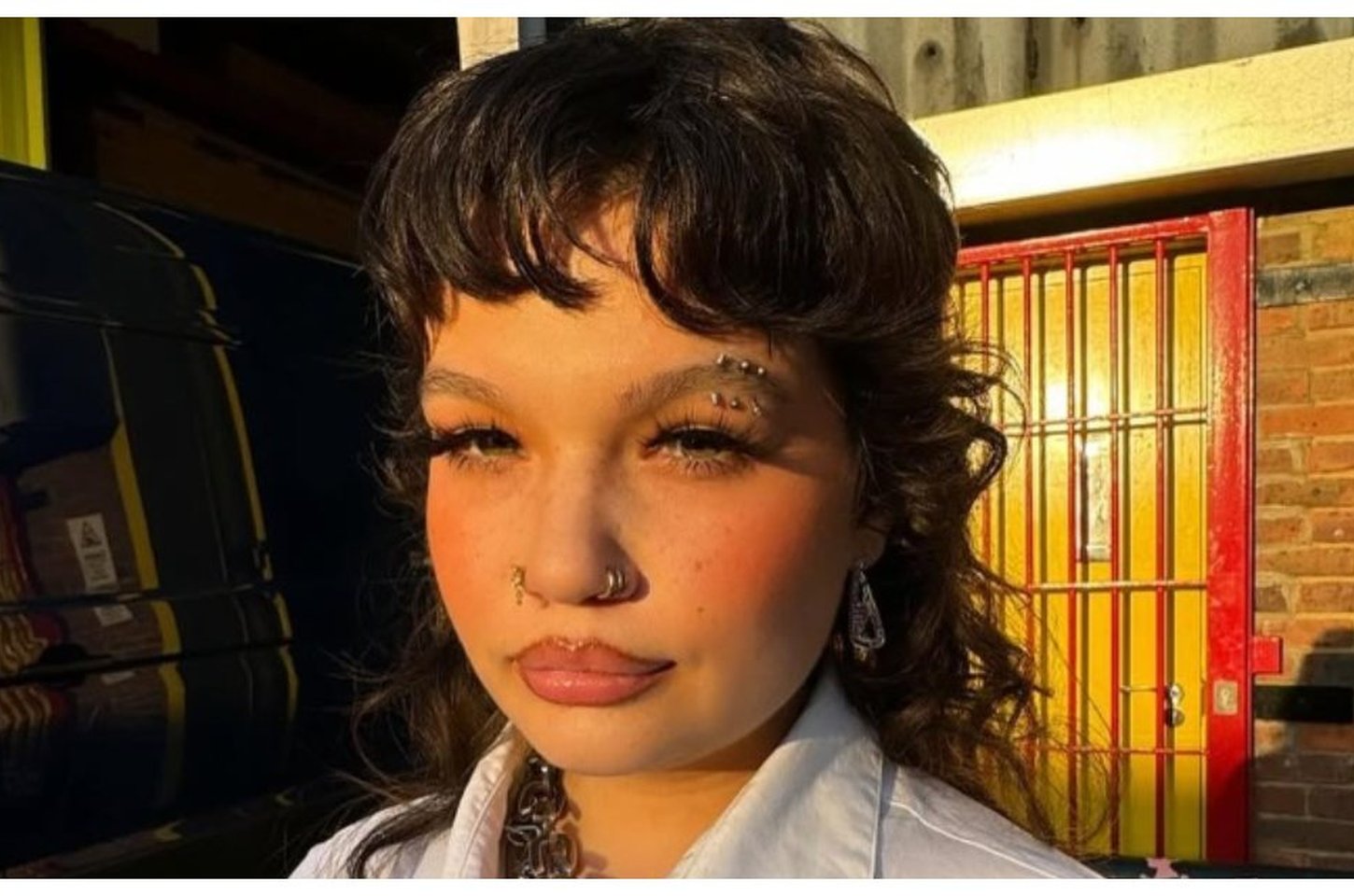 Lola Young revela dependência química e transtorno mental por trás de pausa na carreira