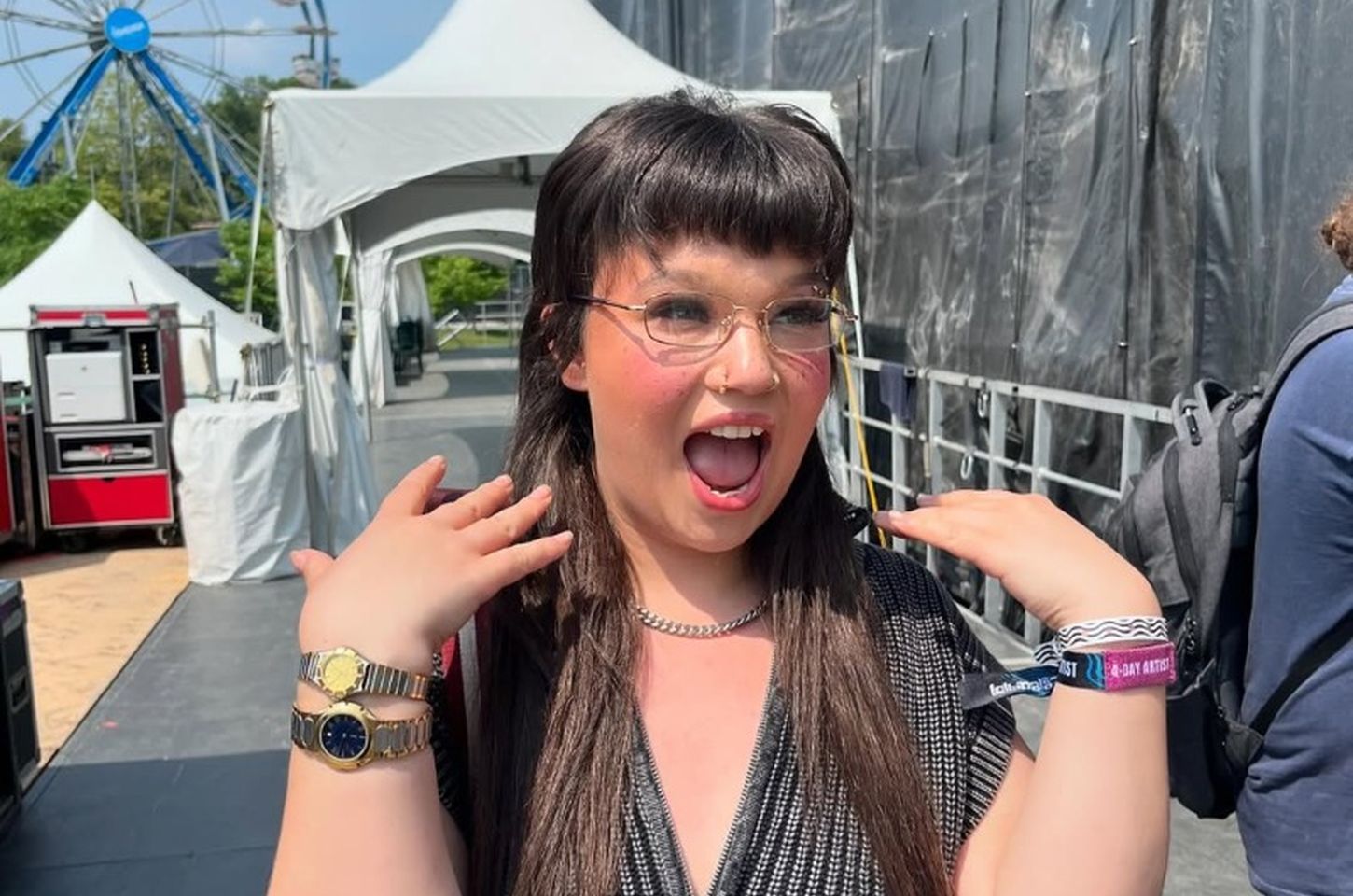 Lola Young revela luta contra dependência e transtorno durante ascensão