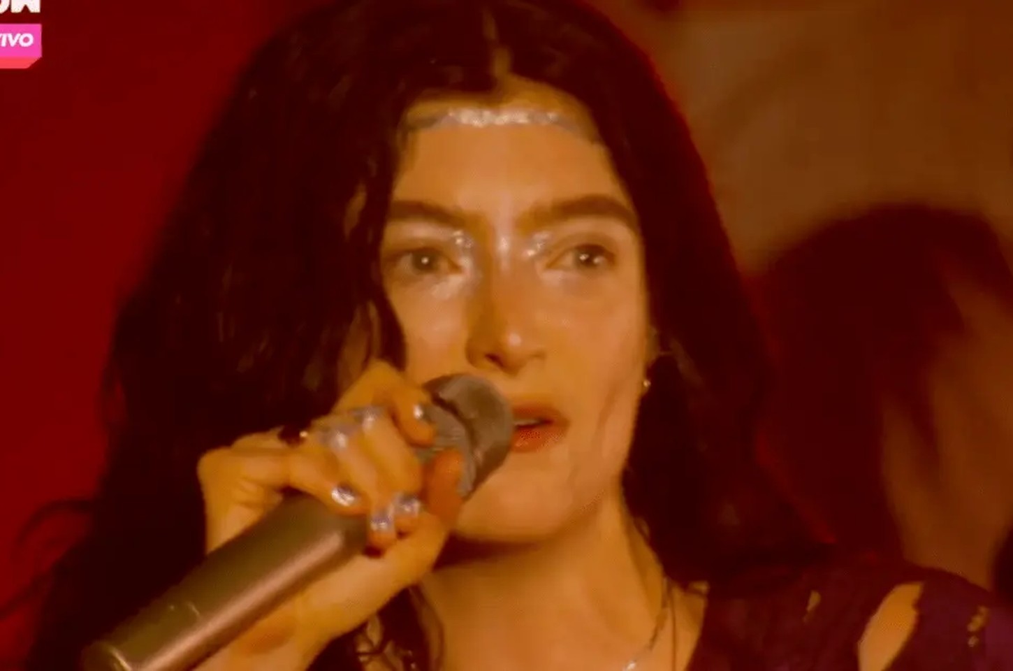 Lorde emociona no Lollapalooza com show íntimo e cheio de energia