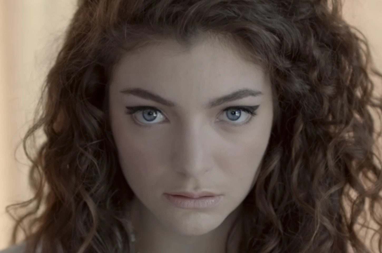 Lorde no Lollapalooza Brasil 2026 e o marco de 1 bi de 'Royals'
