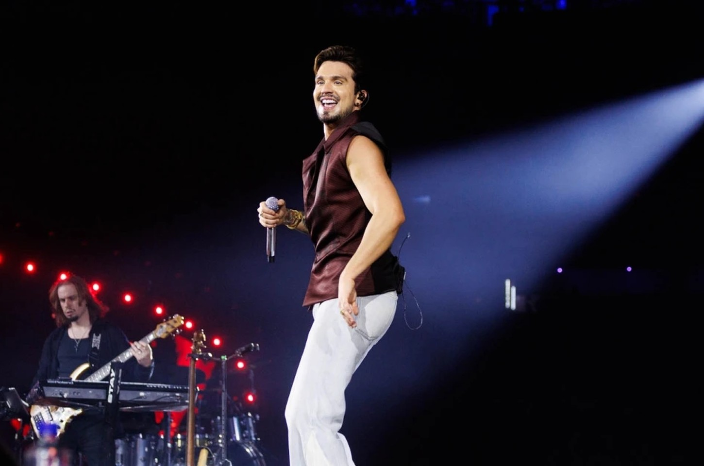 Luan Santana celebra 18 anos de carreira com show histórico em São Paulo