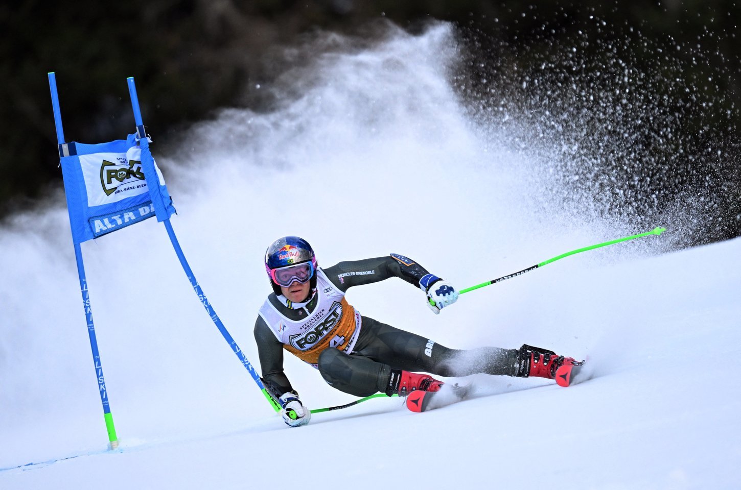 Lucas Pinheiro conquista prata na copa do mundo de esqui alpino