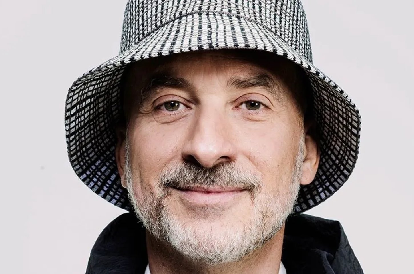 Lucas Santtana lança 'Brasiliano', álbum em 8 idiomas sobre língua brasileira