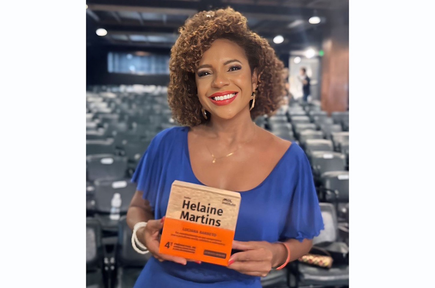 Luciana Barreto recebe homenagem no Prêmio MOL de Jornalismo